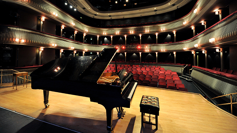 Piano on stage in the H漫画's Britten Theatre